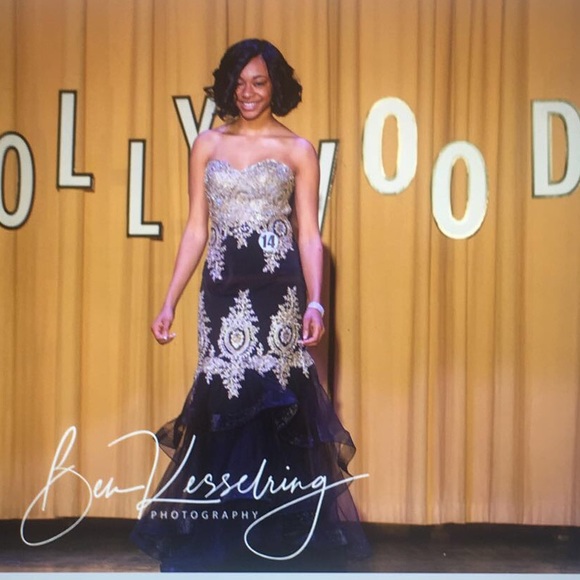 Prom dress 🖤 - Picture 4 of 4